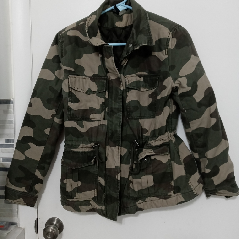 Divided H&M camouflage Full Zip Jacket long sleeve padded lining w pockets